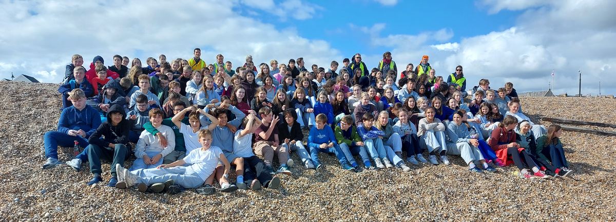 Group photo on a shingle beach on the English coast – Year 8 of Fichtenberg-Gymnasium with their teachers